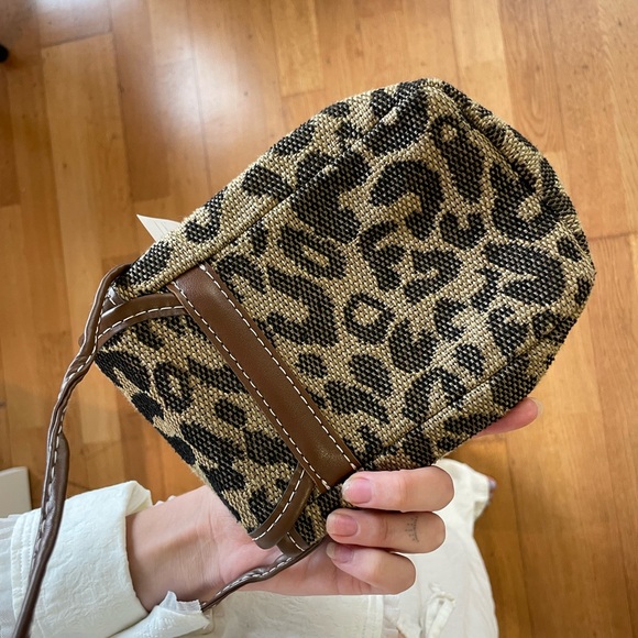 Leopard print crossbody bag - Picture 4 of 5